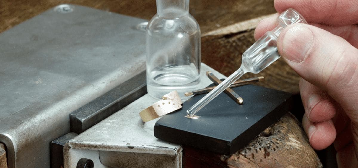 Test de pureté de l'or à la pierre de touche et spectrométrie