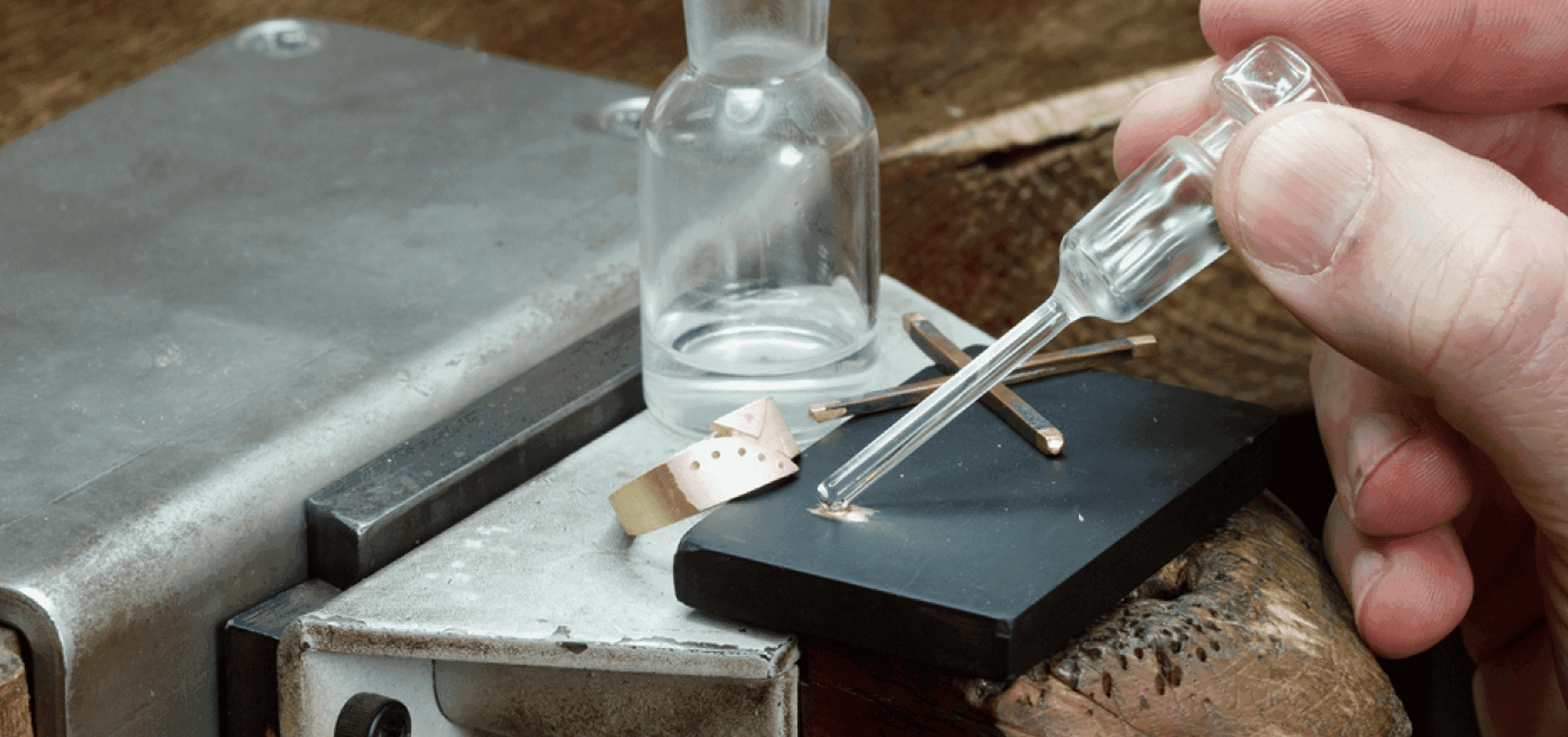 Test de pureté de l'or à la pierre de touche et spectrométrie